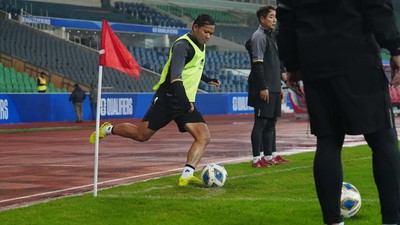 Adam Alis memberikan komentar usai dirinya menggantikan posisi Saddil Ramdani di Timnas Indonesia jelang Piala Asia 2023 (2024).