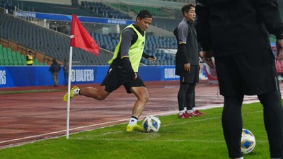 Adam Alis Komentar Pencoretan Saddil: Kita Tau Kamu Terbaik Adam Alis memberikan komentar usai dirinya menggantikan posisi Saddil Ramdani di Timnas Indonesia jelang Piala Asia 2023 (2024).