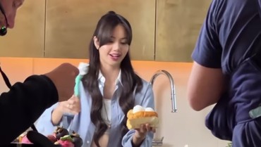 img-title Lama Menghilang, 7 Potret Terbaru Lisa BLACKPINK Tampil Beda Jadi Koki