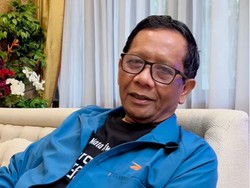Mahfud Md Buka Suara soal Pose 3 Jari Bareng Pilot Garuda