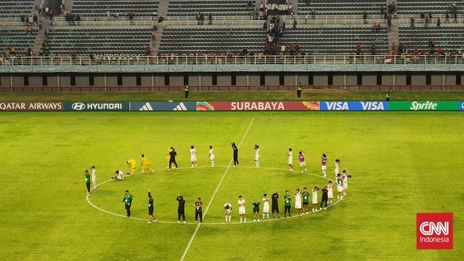 Para pemain Timnas Indonesia U-17 yang sudah berjuang keras di lapangan tampak lunglai usai kalah dari Maroko di fase grup Piala Dunia U-17 2023.