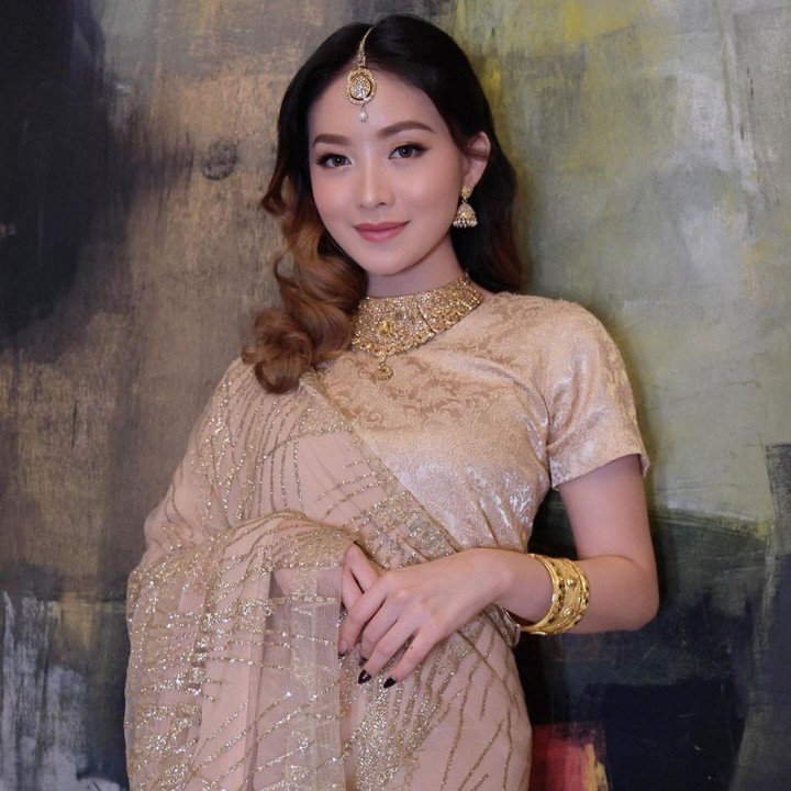 <p>Dengan balutan busana khas Diwali berwarna <em>peach,</em> Natasha Wilona juga tak kalah cantik dan anggun dari beberapa seleb sebelumnya, nih, Bunda. (Foto: Instagram@natashawilona12)</p>