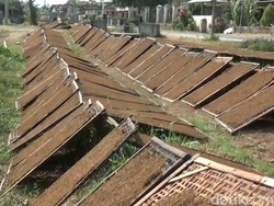 Hidup Terjamin Buruh Pabrik Rokok di Malang