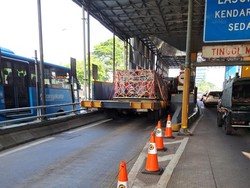 Truk Kontainer Tersangkut di Gerbang Tol Slipi Arah Tomang