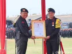 Wakapolda Jatim Dinobatkan Sebagai Warga Kehormatan di HUT ke-78 Brimob