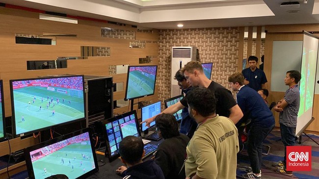 Instruktur Video Assistant Referee (VAR) Lewis Watterson terkejut dengan perkembangan pesat di Indonesia jelang penggunaan VAR di Liga 1 2023/2024.