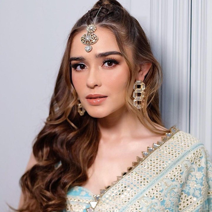 <p>Selebriti lainnya yang diketahui hadir dalam perayaan tersebut adalah Yasmine Leeds Wildblood. Perempuan berdarah Skotlandia dan Batak ini pun hadir mengenakan sari, pakaian adat di India, berwarna biru. (Foto: Instagram@yaswildblood)</p>