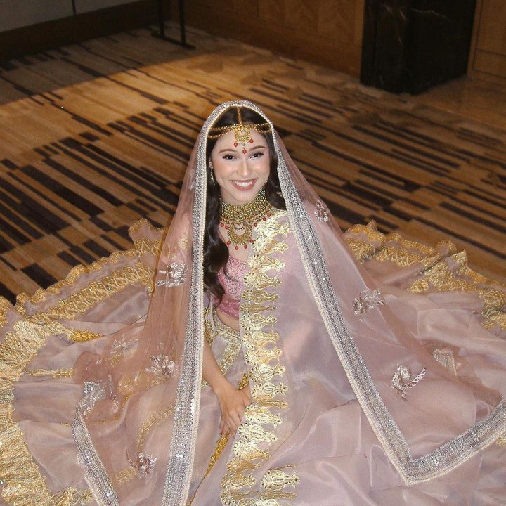 <p>Yasmin Napper juga terlihat meramaikan perayaan tersebut dengan mengenakan pakaian adat dari India yang dirancang oleh Kain Sari Jakarta. Penampilannya itu pun dia bagikan di Instagram pribadinya. "<em>Happy diwali :) May the festival of lights brings you moments of joy</em>," tulis Yasmin. (Foto: Instagram@yasminnapper)</p>