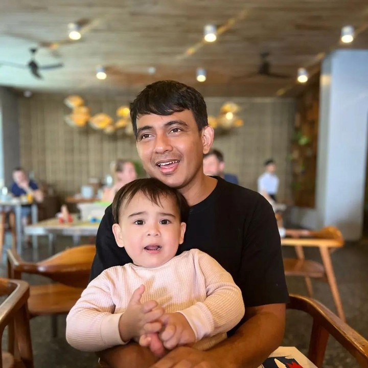 <p>Zaky sangat dekat dengan dua anaknya, Bunda. Pria kelahiran Jakarta ini sering membagikan momen kebersamaan dengan anak-anaknya, termasuk si bungsu Aisha. (Foto: Instagram @zaky_zimah)</p>