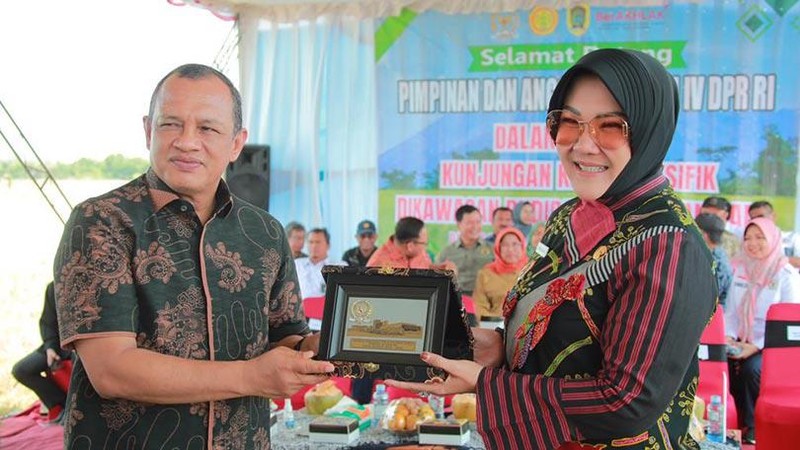 Komisi IV DPR RI mengadakan peninjauan lahan pertanian yang terkena dampak El Nino di Desa Tlingsing, Kecamatan Cawas, Kabupaten Klaten pada Kamis (16/11).