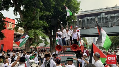 Ratusan orang aksi Bela Palestina meminta restoran cepat saji di Surabaya tutup hingga Israel menghentikan agresi di Gaza.