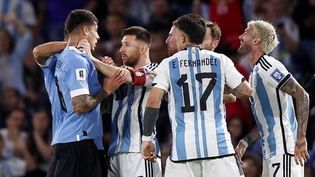 Lionel Messi terlibat konfrontasi dengan pemain-pemain Uruguay dan sempat mencekik leher Mathias Olivera di laga Argentina vs Uruguay.