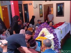 Momen Pilu Ayah Pilot Super Tucano Bersimpuh Cium Foto Lalu Bilang Yuda...