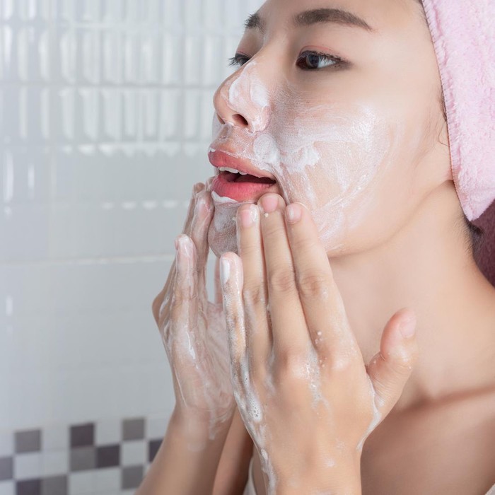 Cara memilih sabun cuci muka untuk kulit kering/Foto: Freepik/jcomp