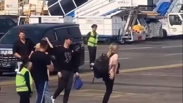 Konser Coldplay Sukses, 7 Momen Detik-detik Chris Martin Sujud di Bandara Indonesia