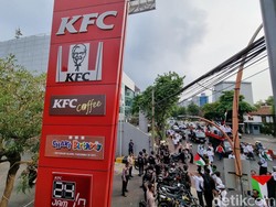 Massa Bela Palestina Minta McD, KFC, dan Burger King di Surabaya Dikosongkan