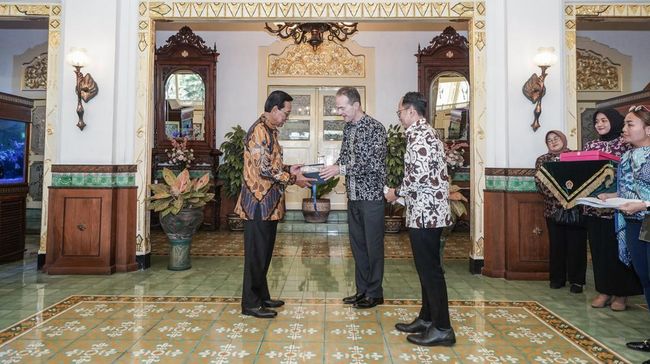 Dubes Inggris untuk Indonesia serahkan salinan digital 120 manuskrip era Sri Sultan Hamengku Buwono II kepada Sri Sultan Hamengku Buwono X.