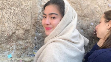 7 Potret Felicya Angelista Wisata Religi ke Israel, Nangis Cium Tembok Ratapan Yahudi
