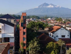 Bangunan Hotel Paling Ramping di Dunia Ada di Indonesia, Lebarnya 2,8 Meter!