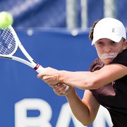 5 Manfaat Plester Micropore yang Pernah Heboh Saat Dipakai oleh Petenis Nomor 1 Dunia Iga Swiatek