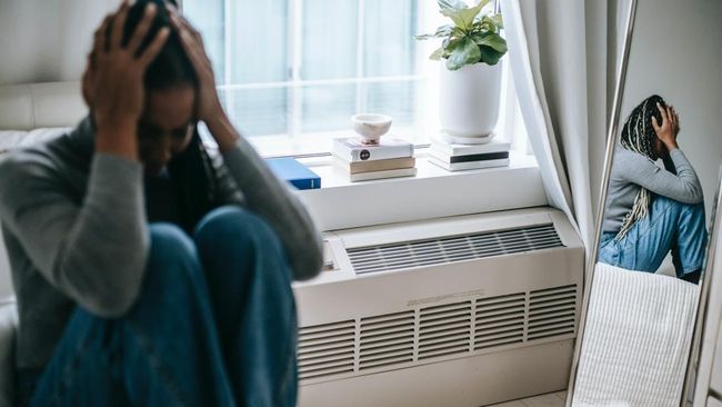 Apakah kamu sering merasa gelisah saat harus berpisah dengan pasangan atau merasa tidak cukup dicintai? Hal ini bisa menandakan anxious attachment.