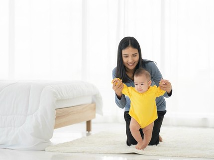 7 Stimulasi Bayi Belajar Jalan agar Tak Mudah Jatuh