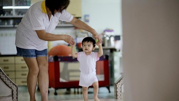 STIMULASI AGAR BAYI CEPAT BERJALAN