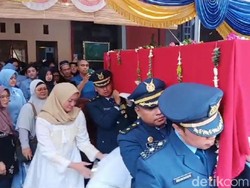 Tangis Keluarga Pecah Sambut Jenazah Mayor Yuda Pilot Pesawat Super Tucano
