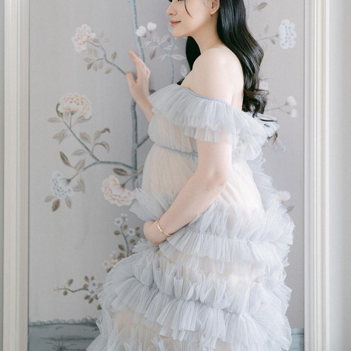<p>Kehamilan kedua Patricia diketahui telah memasuki trimester 3, Bunda. Calon anak keduanya ini diketahui berjenis kelamin perempuan. Wah semakin lengkap ya keluarga kecil ini. (Foto: Instagram: @pattdevdex)</p>