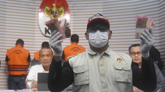 KPK menggeledah gedung Kejaksaan Negeri (Kejari) Bondowoso, Jawa Timur, selama sekitar 8 jam pada Minggu (19/11) kemarin.
