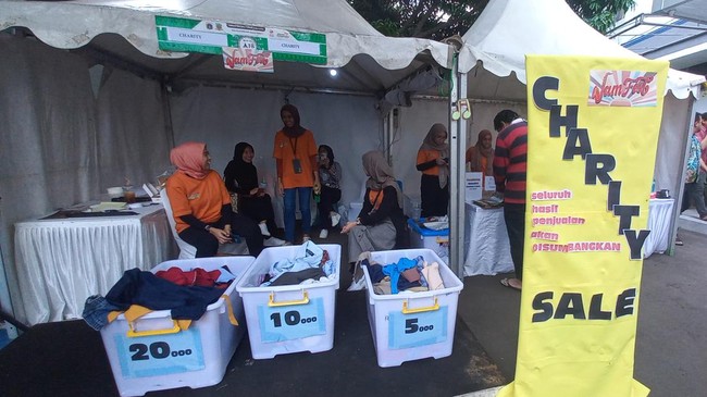 KPP Pratama Mampang Prapatan mengumpulkan donasi yang akan disumbangkan ke panti asuhan lewat acara Business Development Services (BDS).