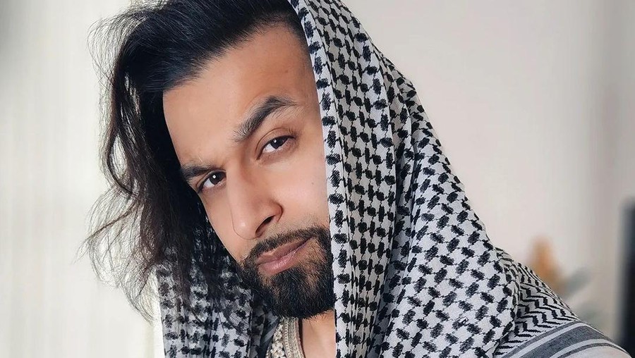 Lagi Umrah, Aktor Inggris Ditahan gegara Pakai Atribut Bela Palestina Lagi Umrah, Aktor Inggris Ditahan gegara Pakai Atribut Bela Palestina