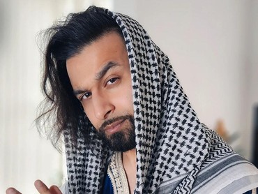 Lagi Umrah, Aktor Inggris Ditahan gegara Pakai Atribut Bela Palestina