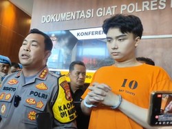 Ekspresi Leon Dozan dengan Tangan Diborgol dan Pakai Baju Tahanan