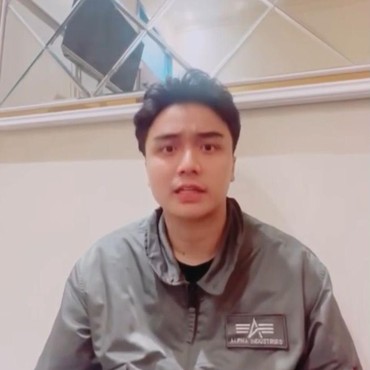 Gandeng Pacar Baru, Leo Dozan Sebut Masa Lalu Jadi Pelajaran Hidup