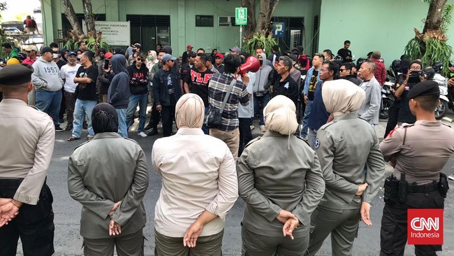 Satpol PP Kota Yogyakarta membantah pencopotan poster bergambar capres nomor urut tiga Ganjar Pranowo dilatarbelakangi kepentingan politik.