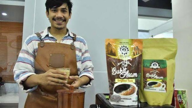 Anggota Grup MIND ID PT Bukit Asam Tbk berhasil membantu UMKM naik kelas dan meraup sukses, salah satunya adalah Kopi Cap Bukit Jempol.