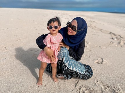 7 Potret Ria Ricis Ajak Anak Main di Alam Terbuka, dari Laut hingga Gunung
