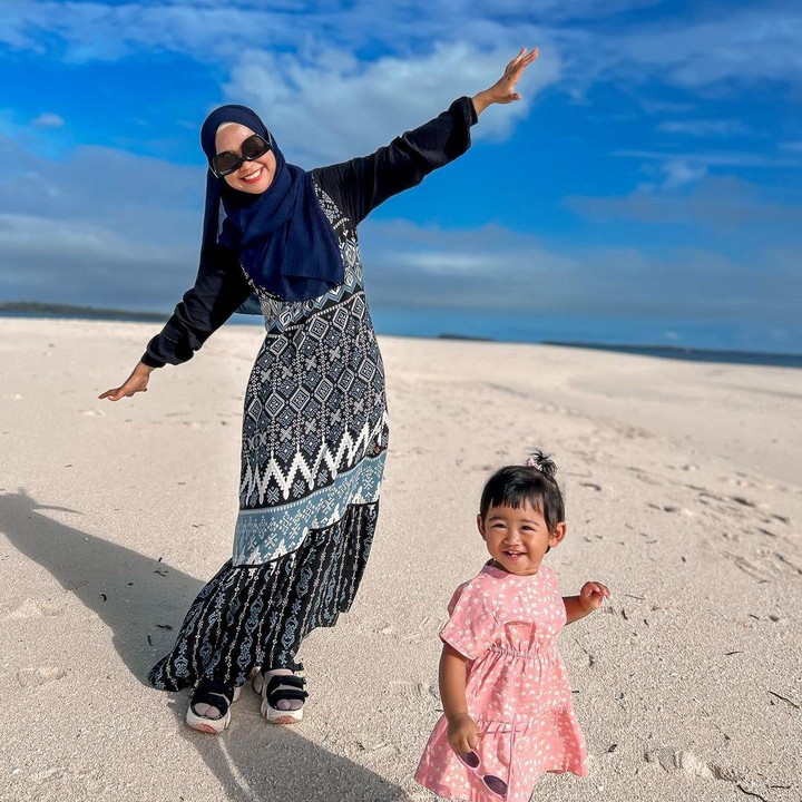 <p>Di kesempatan lainnya, Ricis juga terlihat mengajak Moana bermain ke laut dan pantai. "Laut, rumah kita," ungkap perempuan berusia 28 tahun ini pada laman Instagram-nya. (Foto: Instagram: @riaricis1795)</p>