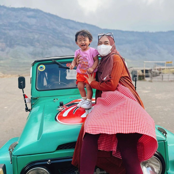<p>Sejak kecil, Moana sering diajak mengenal alam lebih dekat, Bunda. Dalam beberapa kesempatan, Ricis pun mengajak anaknya yang masih berusia 1,5 tahun bepergian ke alam terbuka. (Foto: Instagram: @riaricis1795)</p>