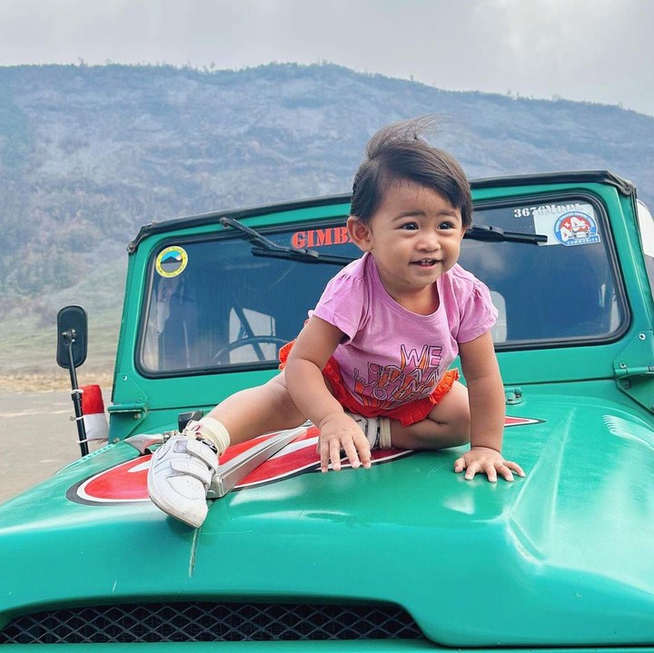 <p>Setelah menikah dengan Teuku Ryan, Ria Ricis dikaruniai seorang putri cantik bernama Cut Raifa Aramoana. Anak pertama Ria Ricis ini lahir pada 26 Juli 2022. (Foto: Instagram: @riaricis1795)</p>