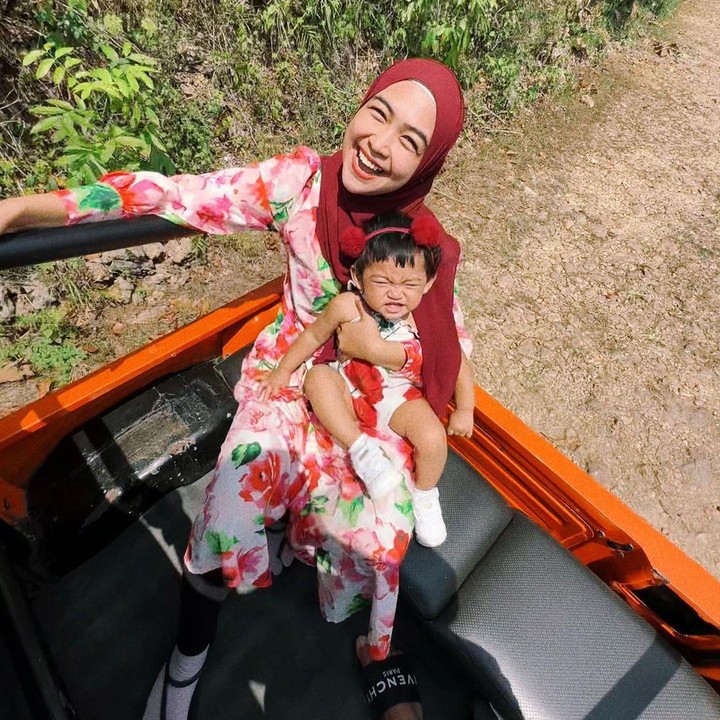<p>Banyak netizen yang turut berbahagia dengan hobi Moana dan Ricis yang kerap mengunjungi alam terbuka ini. Tak sedikit yang berharap Si Kecil tumbuh menjadi anak yang sehat. (Foto: Instagram: @riaricis1795)</p>