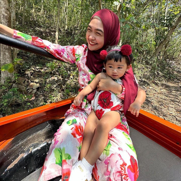 <p>"<em>MasyaAllah Tabarakallah</em>. Bu Icis dan Moana menemukan dunianya," tutur seorang netizen. "Sehat selalu Moana dan Ibu," kata netizen lain dengan emotikon hati. (Foto: Instagram: @riaricis1795)</p>