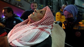 FOTO: Momen Puluhan Pasien Kanker di Gaza Dievakuasi ke Turki