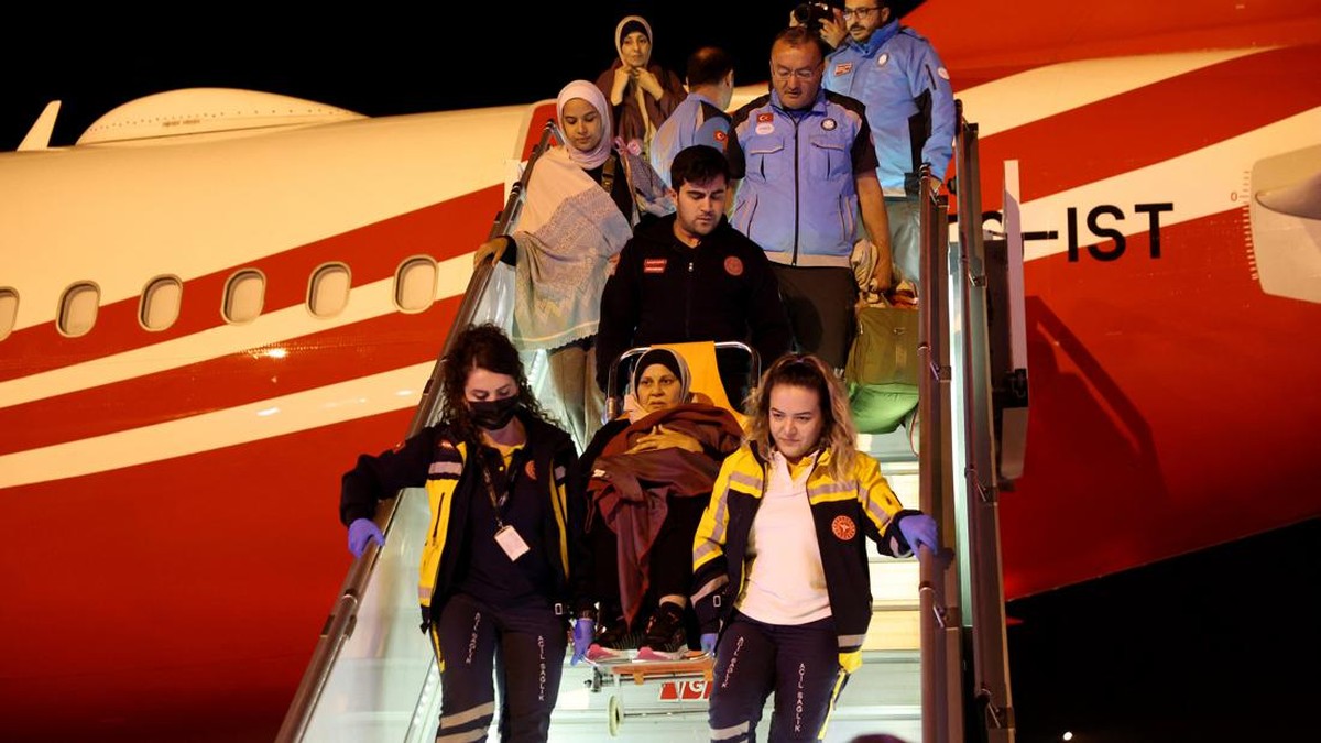 FOTO: Momen Puluhan Pasien Kanker di Gaza Dievakuasi ke Turki