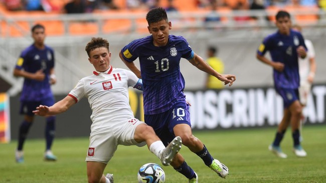 Bintang Argentina U-17 Claudio Echeverri menilai kualitas Stadion Jalak Harupat lebih baik dari rumput JIS pada Piala Dunia U-17 2023.