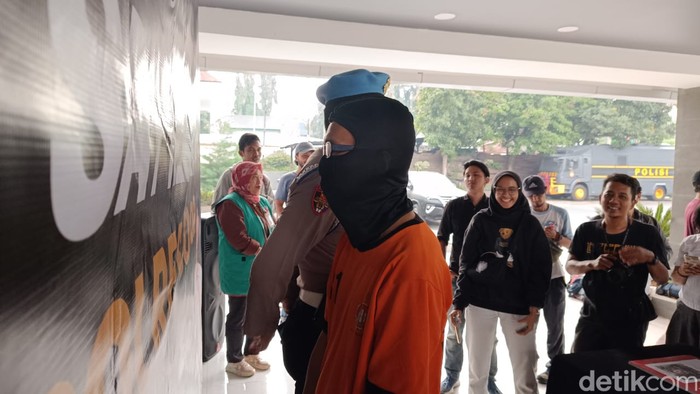 The police arrested Willy on suspicion of domestic violence against his wife, Dr Qory.  The police showed 2 long kitchen knives as evidence related to the domestic violence case.  (Rizky AM/detikcom)