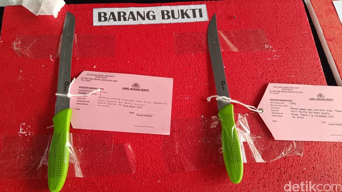 The police arrested Willy on suspicion of domestic violence against his wife, Dr Qory.  The police showed 2 long kitchen knives as evidence related to the domestic violence case.  (Rizky AM/detikcom)