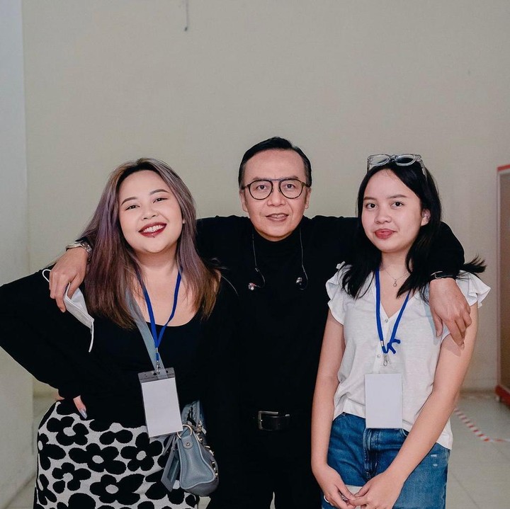 <p>Banyak yang mengatakan Ari sangat mirip dengan anak-anaknya nih, Bunda. Bahkan ada yang menyebut mereka bak kakak dan adik. "Kayak kakak adik ya, Mas, hehehe," ungkap seorang netizen. "Kakak beradik," komentar netizen lainnya dengan emotikon hati. (Foto: Instagram: @ari_lasso)</p>