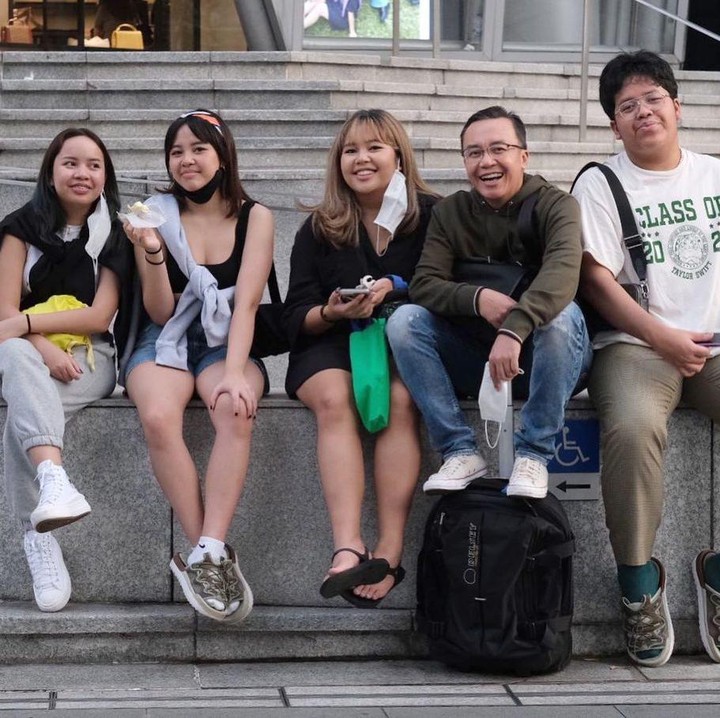 <p>"Ngemper gini saja sudah senang banget," tulisnya membagikan potret bersama keempat anaknya. (Foto: Instagram: @ari_lasso)</p>